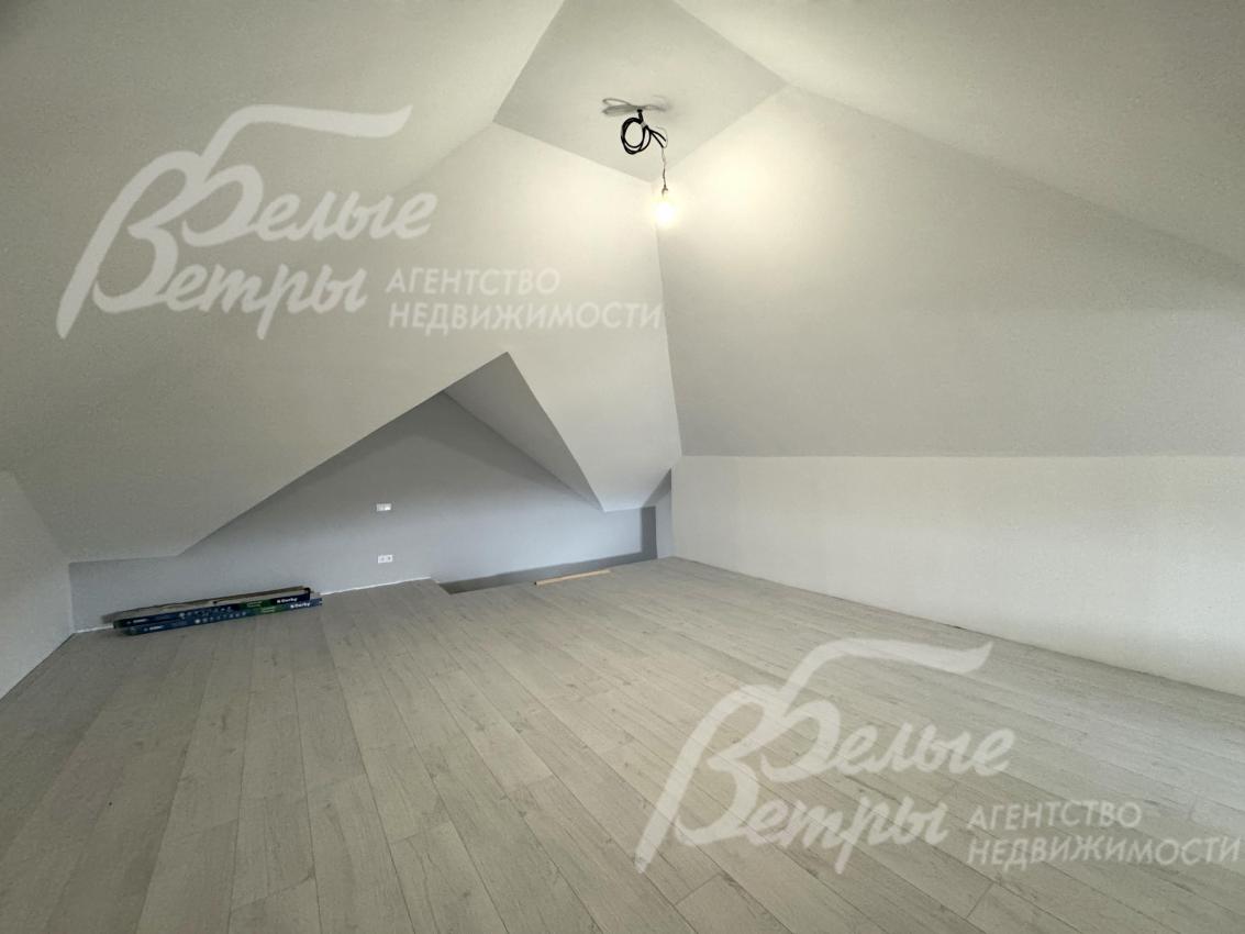 В доме - функциональный мансардный этаж с площадью свободного назначения, где может быть размещена игровая, кинозал, кабинет или спальня