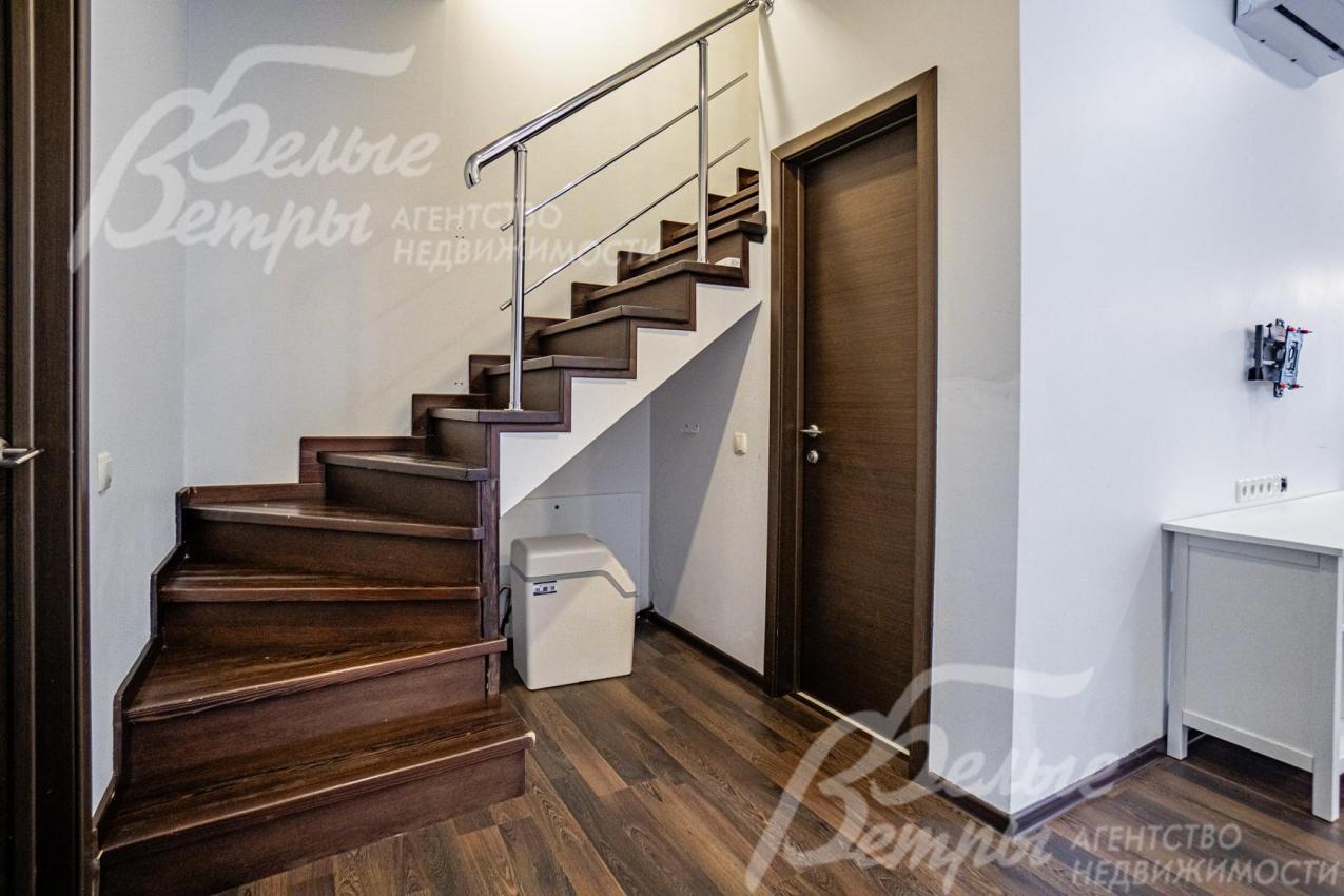 Лестница на металлокаркасе обшита деревом