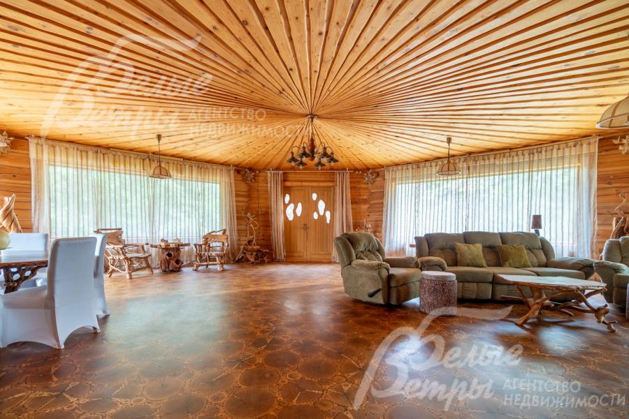 В гостиной потолок из кедра в виде лучей без единого стыка