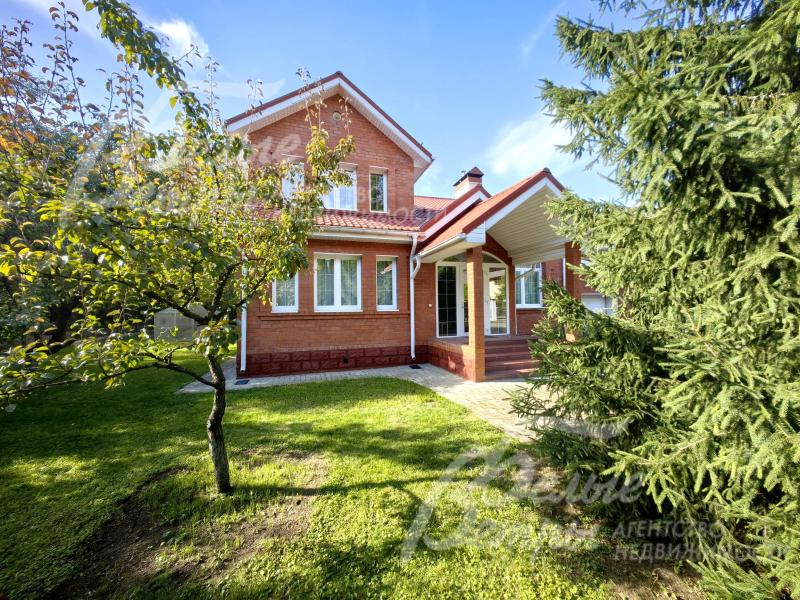 Кирпичный дом на благоустроенном участке 15 соток