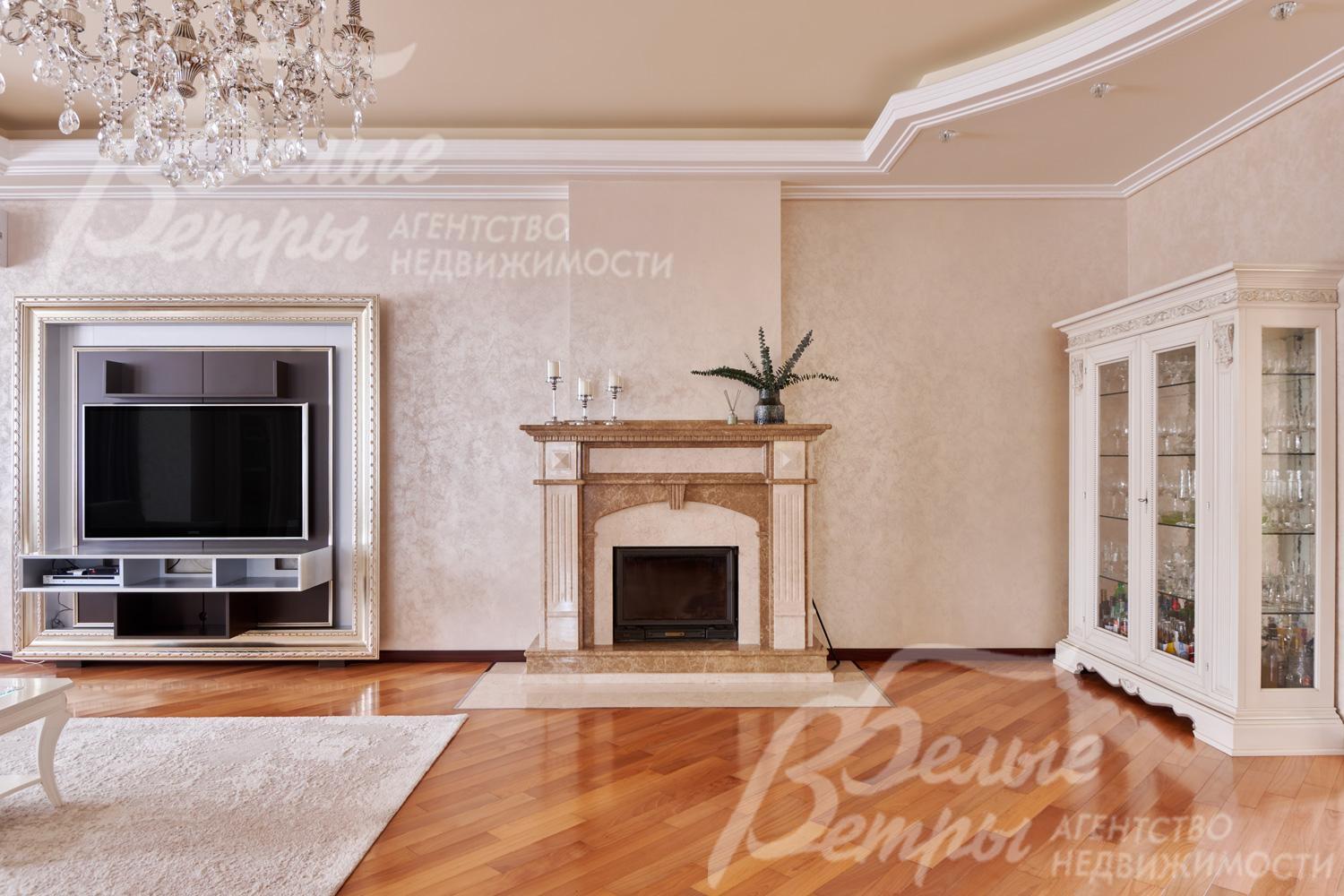 Гостиную украшает дровяной камин с изысканной отделкой двумя видами мрамора (топка гильотинного типа)