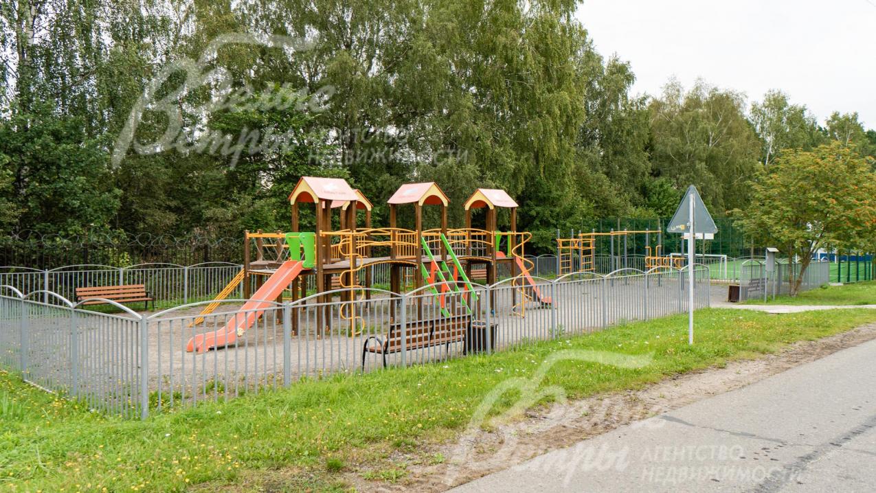 Детская игровая площадка на территории поселка