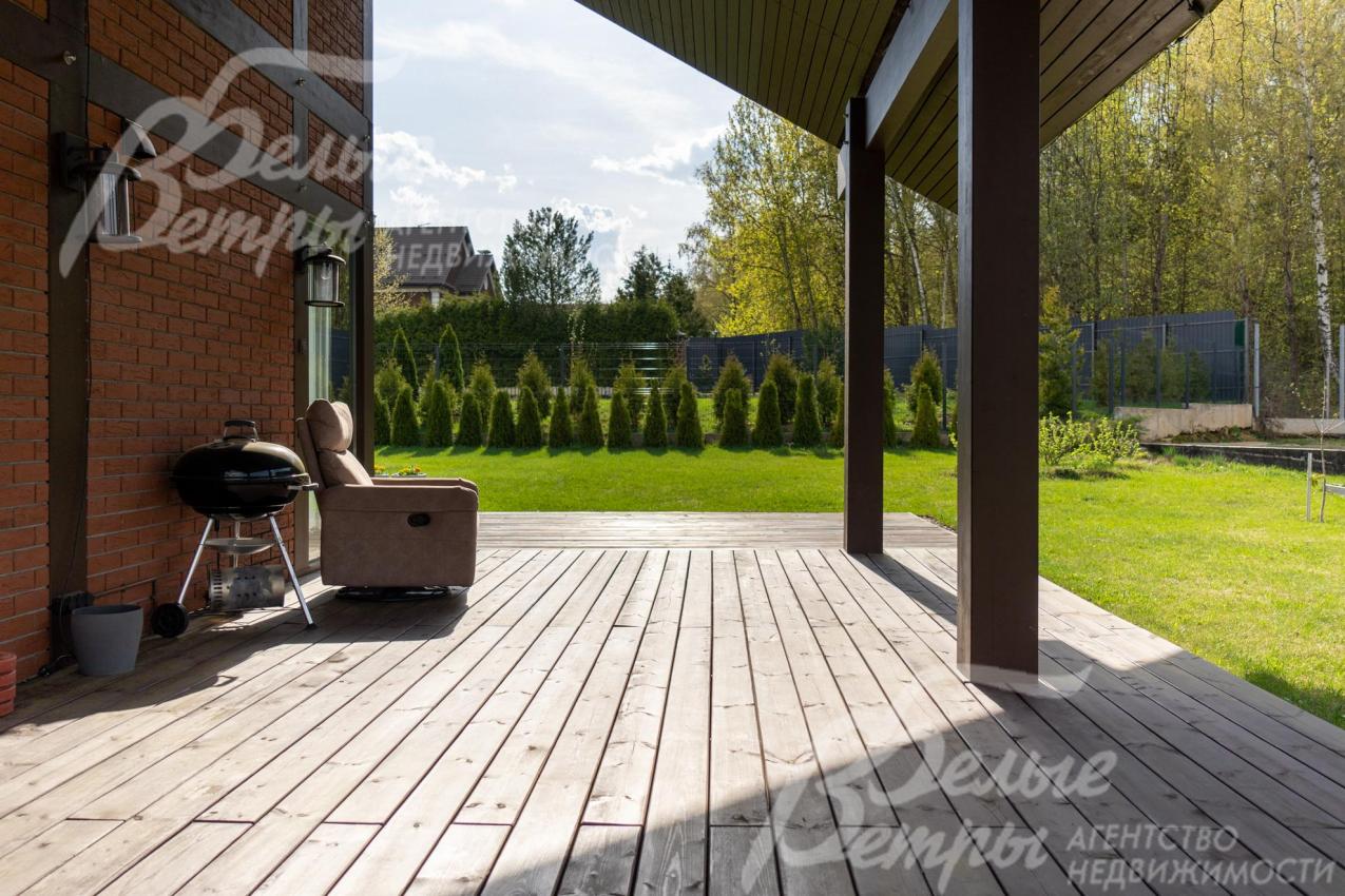 На террасах - садовая мебель, есть мангал