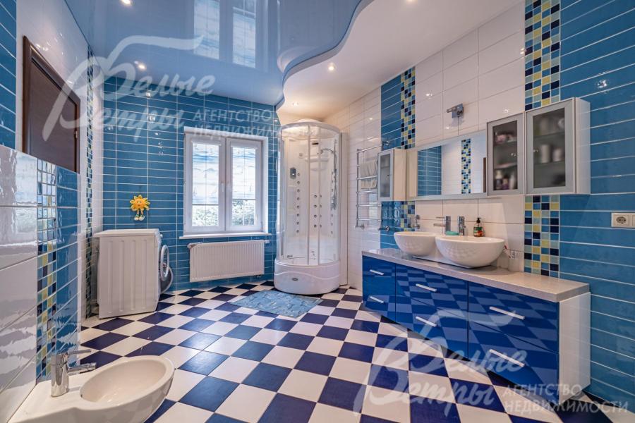 Санузел с ванной и душевой на втором этаже