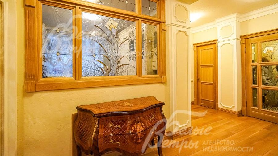 Витражное окно между холлом и кухней