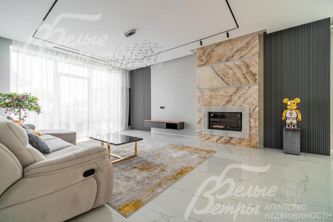 Выполнено комбинированное освещение: трековое, точечное, с люстрами и светодиодной подсветкой вдоль карнизов