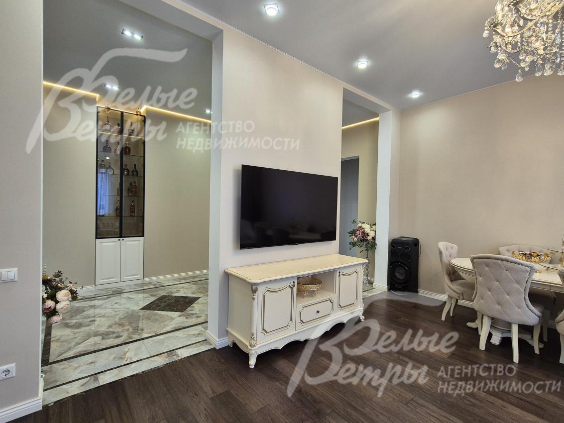 Современный телевизор с диагональю 65 дюймов в гостиной