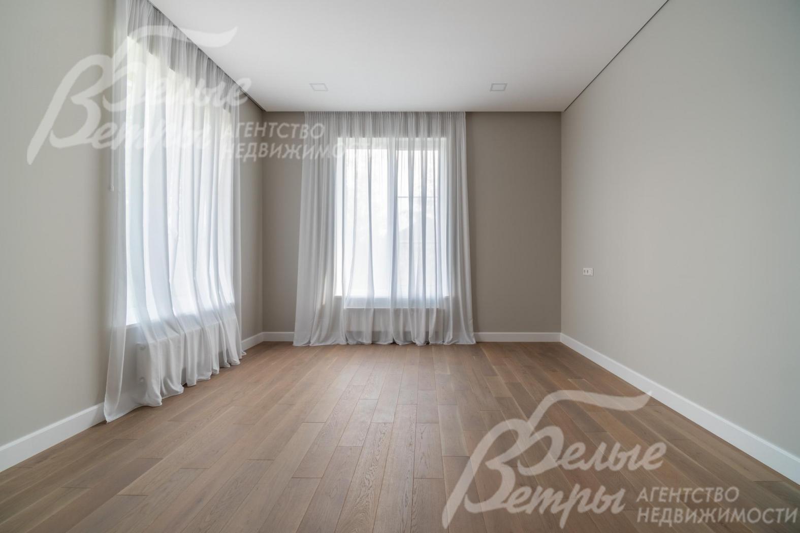 Одна из жилых комнат на втором этаже, на полу - инженерная доска (краснодарский дуб)