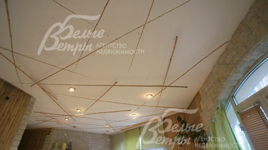 Оригинальное оформление потолка и стен с помощью стеблей бамбука и камня