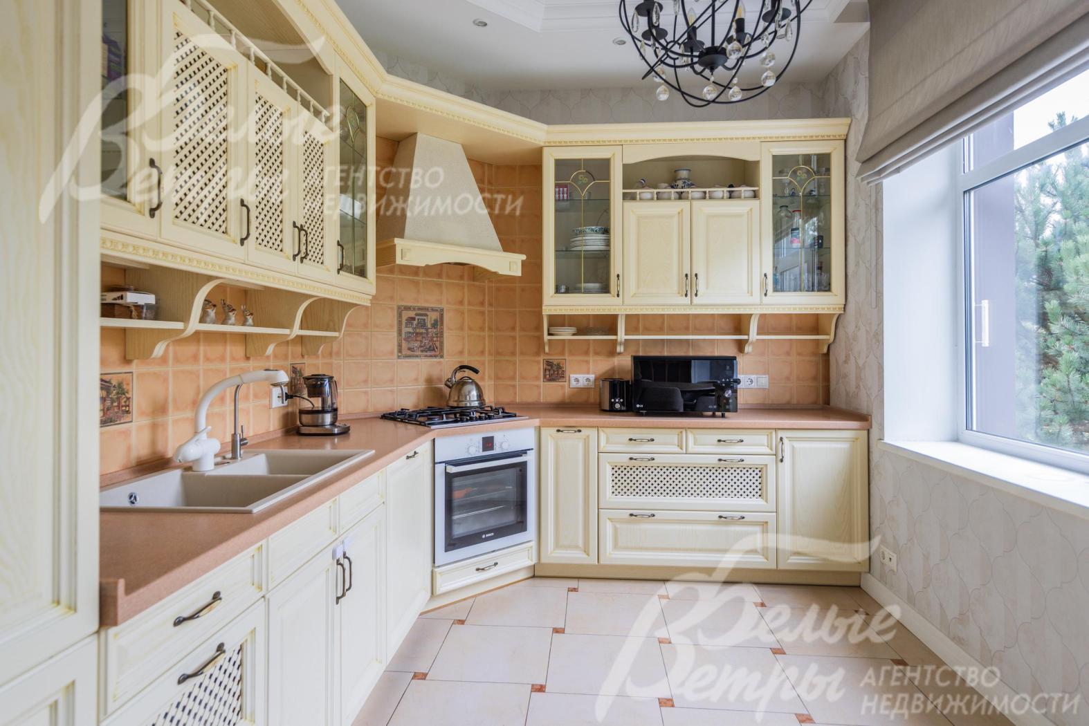 Кухонный гарнитур со встроенной техникой