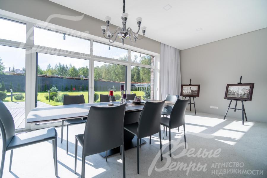 Из столовой открывается красивый вид на участок