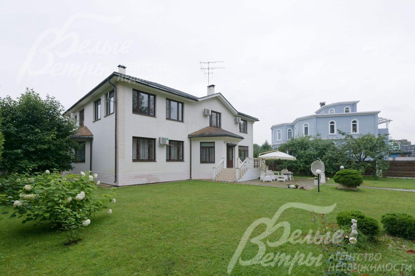 Дом стоит на просторном зелёном участке с привлекательным и дорогостоящим ландшафтным дизайном: перед домом - площадка с газоном