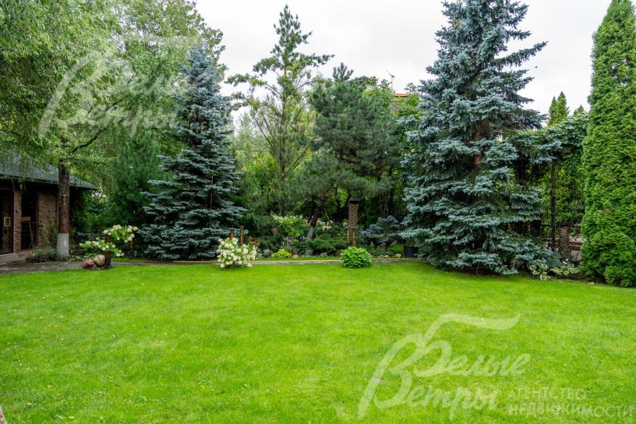 На участке выполнен эффектный дорогостоящий парково-лесной ландшафт