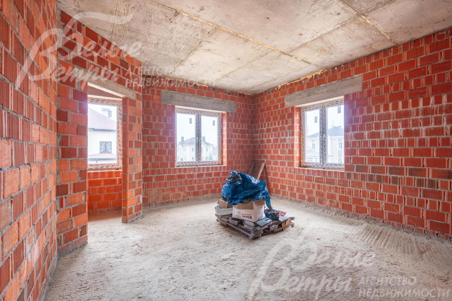 В планировке - четыре просторных спальни: три на втором этаже (в том числе мастер-спальня), одна - на первом этаже