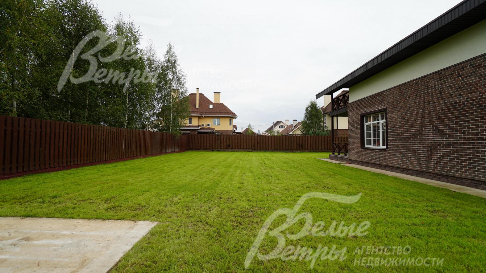 Участок 12,5 соток огорожен деревянным забором в едином стиле поселка