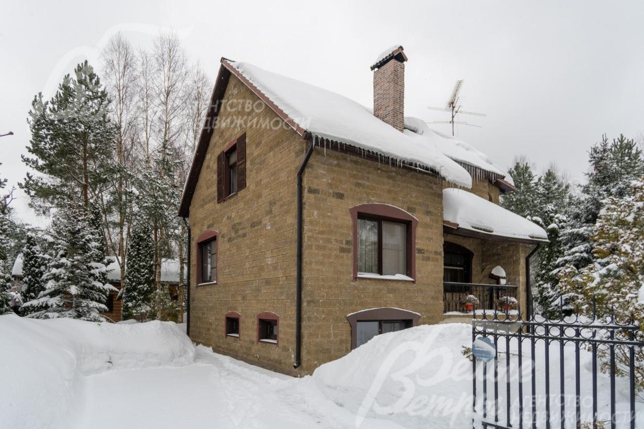 Фасад огорожен кованым забором на кирпичных столбах высотой 2 м, по другим сторонам – деревянный штакетник высотой 1,5 м