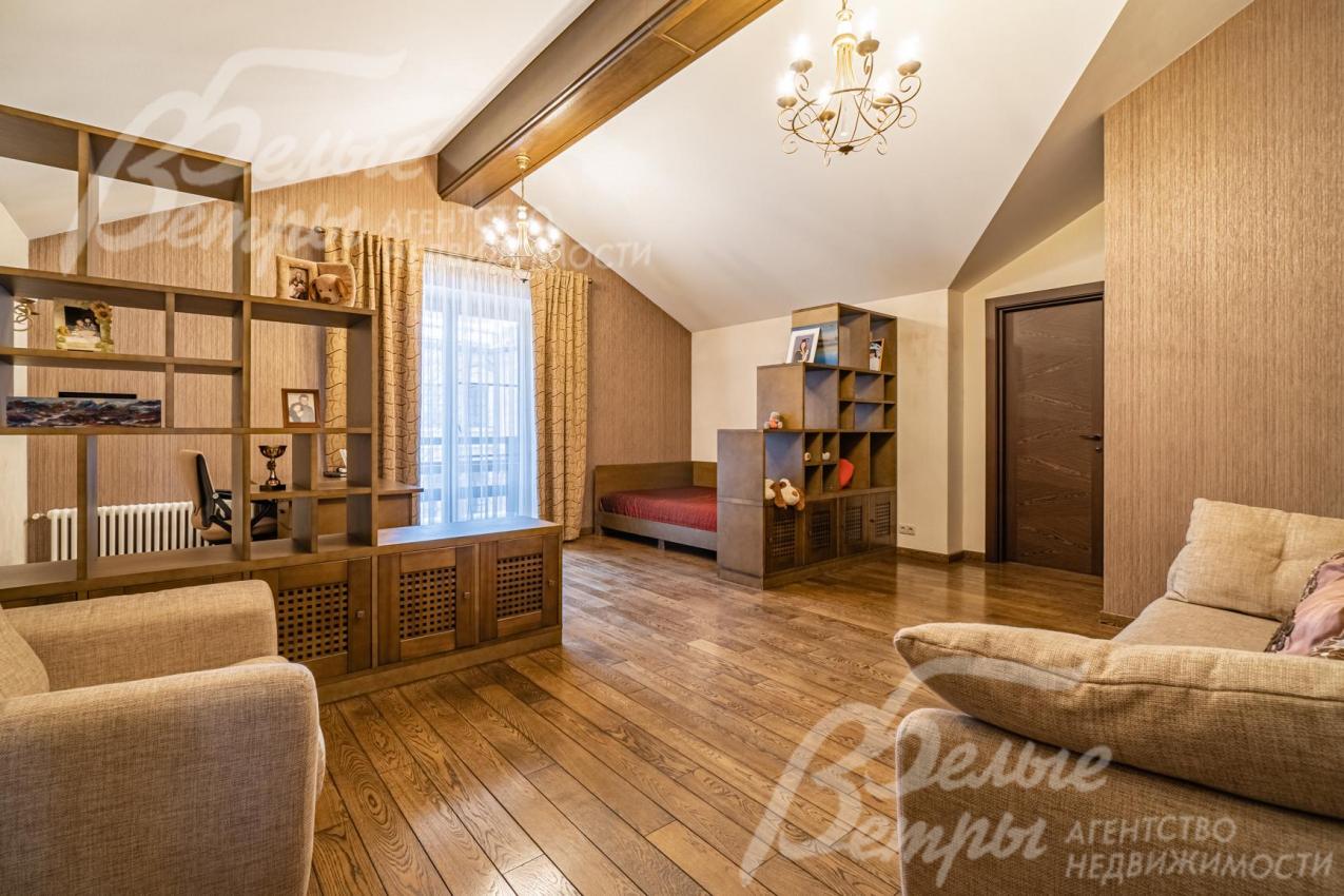 Спальня с выходом на балкон