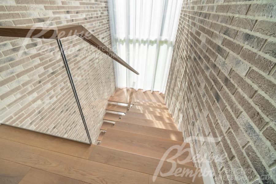 Поручни лестницы - из дуба, ограждение – закаленное стекло