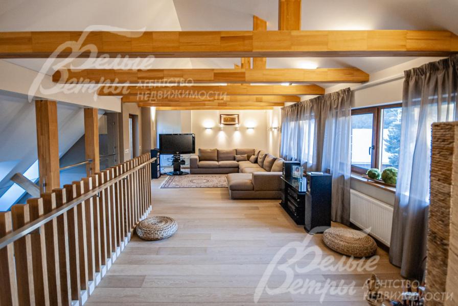 На стенах и на потолках - деревянные балки