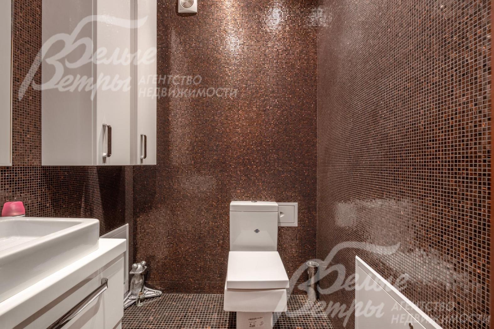 На первом этаже - раздельные санузел и душевая. В санузле - сантехника марки Wonder Gliss