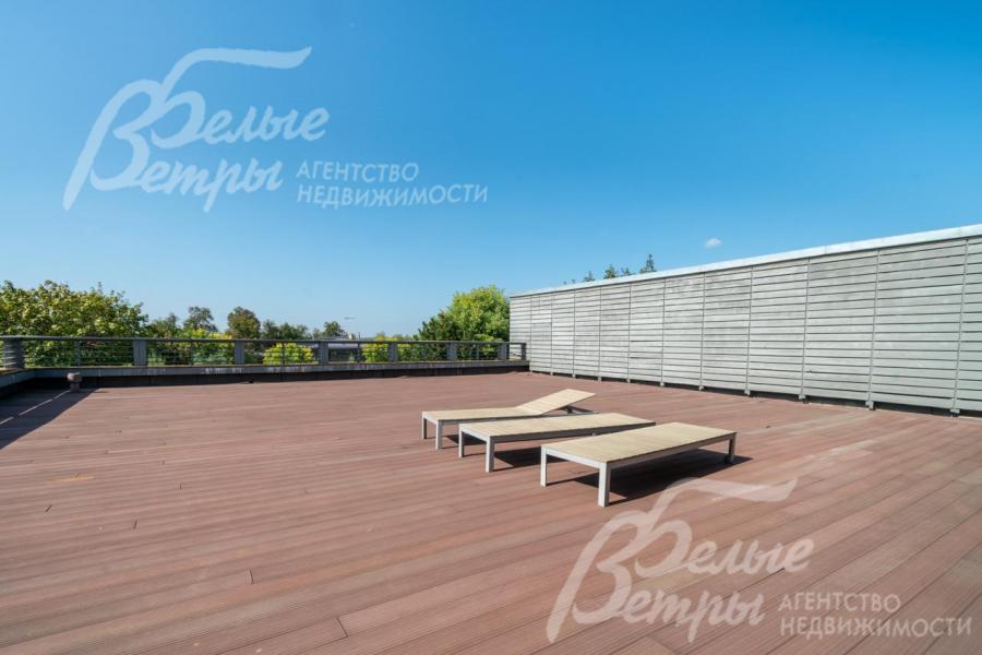 Открытая терраса для принятия солнечных ванн