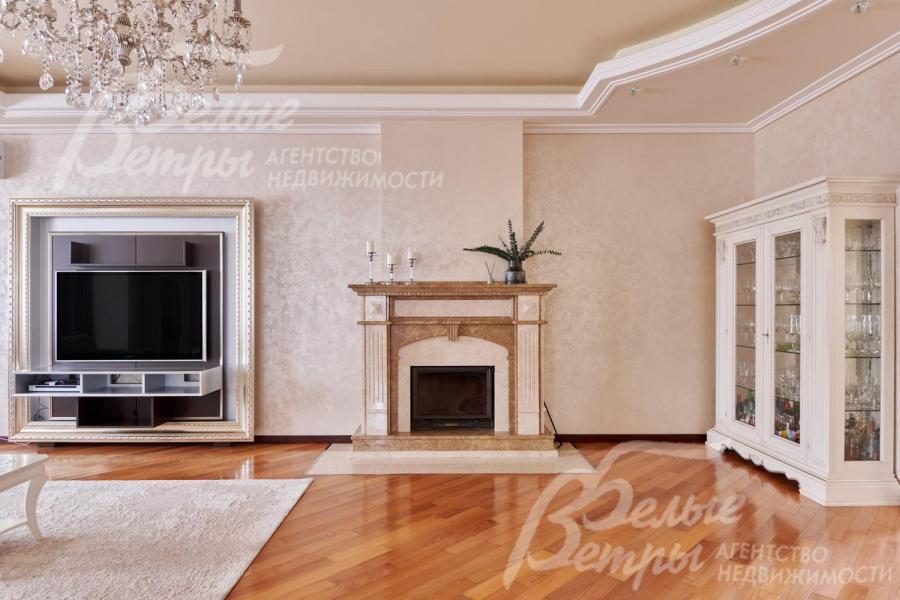 Гостиную украшает дровяной камин с изысканной отделкой двумя видами мрамора (топка гильотинного типа)