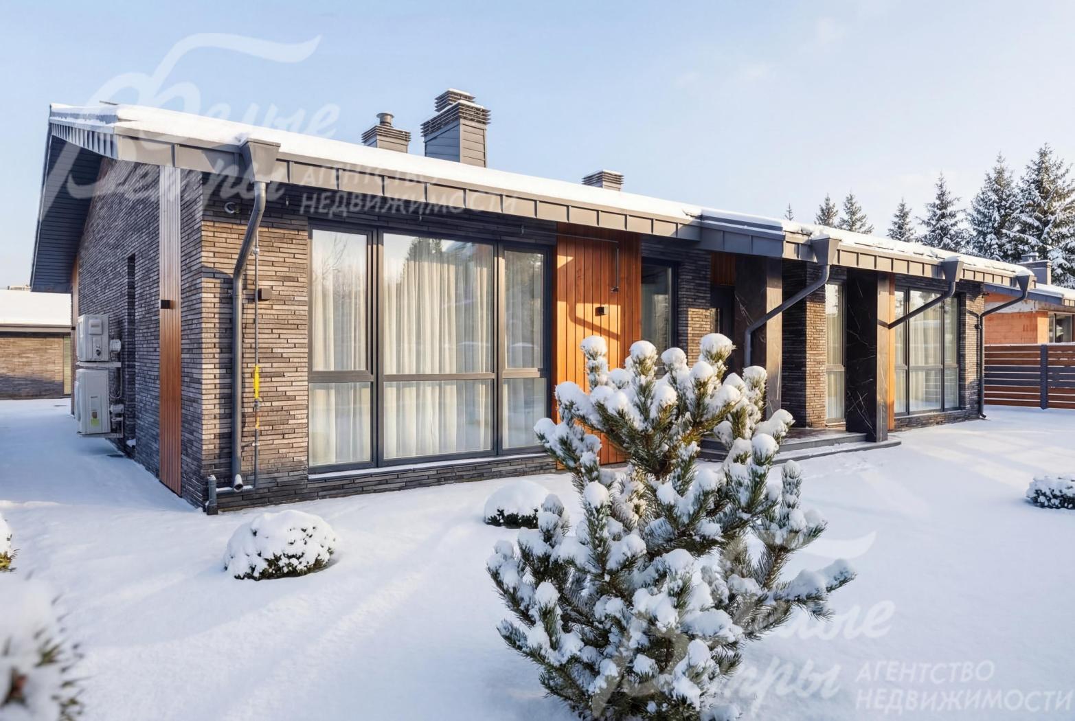 В доме панорамное энергосберегающее остекление 