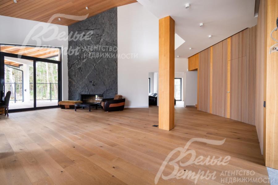 Стены выполнены в светлых тонах с мягкими переливами и отделаны гладкой штукатуркой с акцентами из натурального дерева