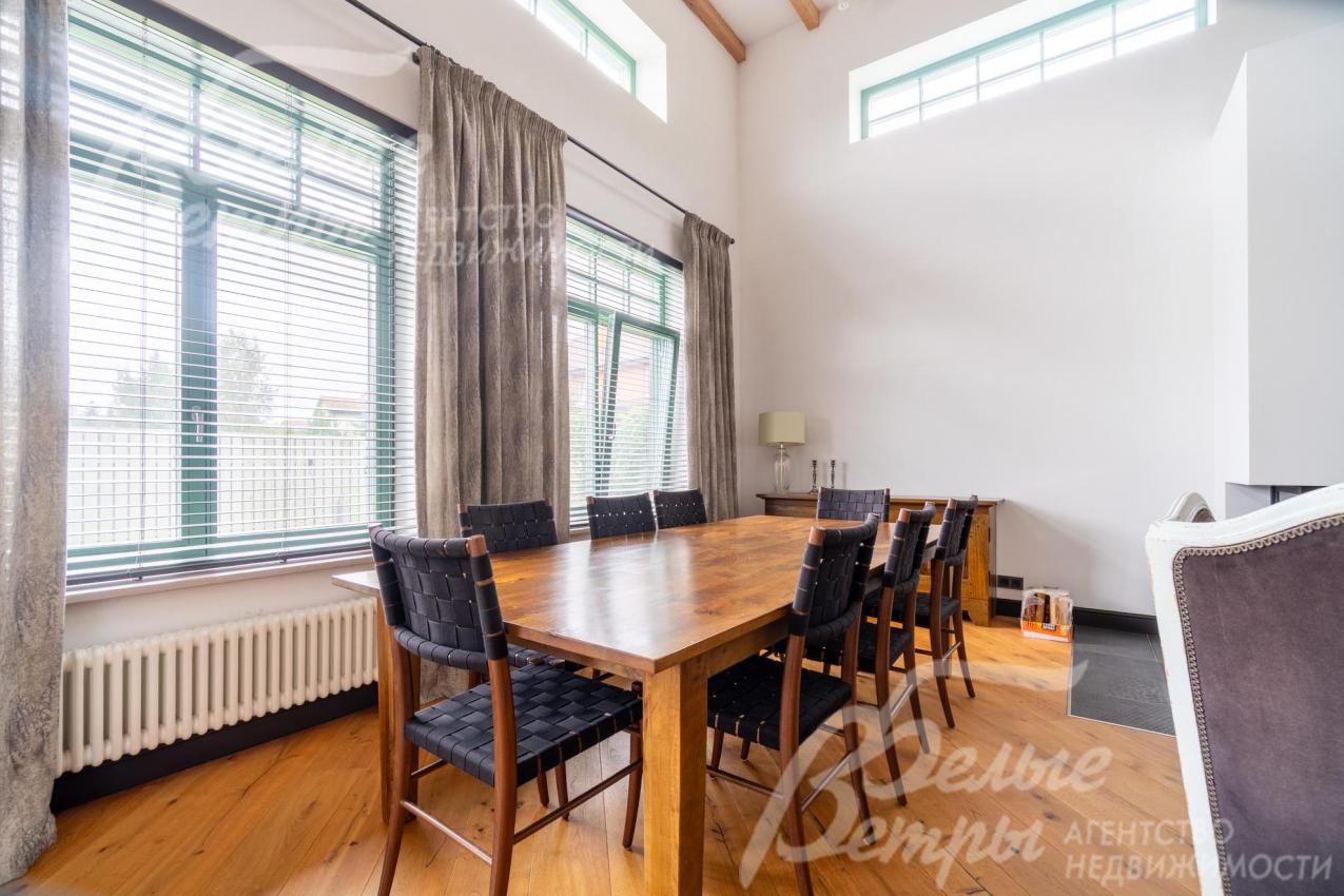 Столовая группа на 8 персон с со столом из массива дерева