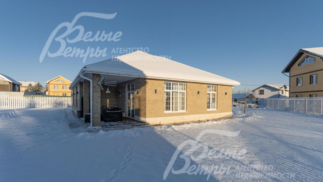 Фасад дома отделан облицовочным кирпичом из Углича (на заказ)