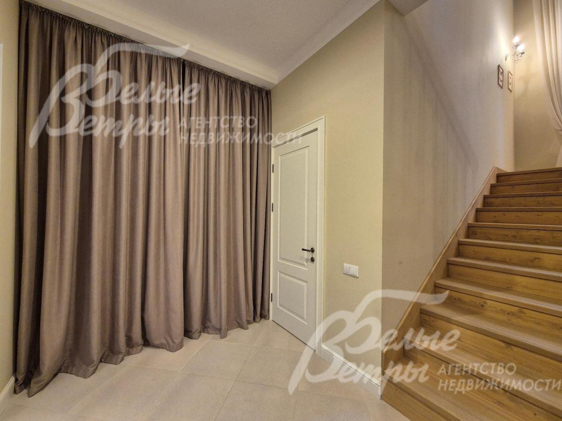 Скрытая гардеробная в холле первого этажа