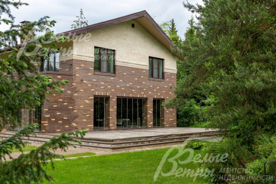 Облицовка фасада - два вида кирпича и натуральный камень-песчаник.