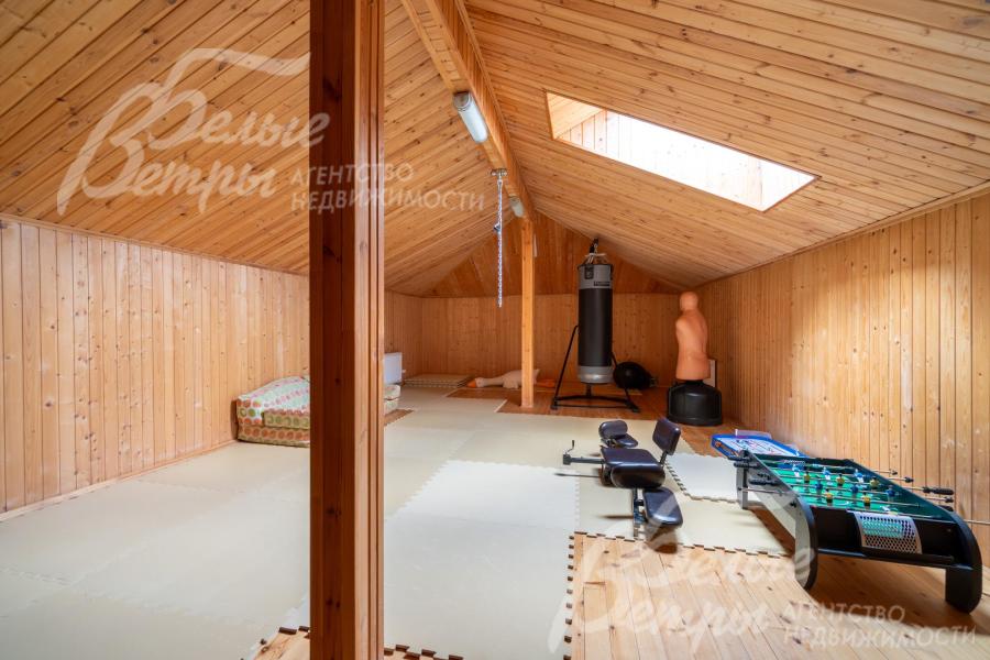 В игровой есть кикер, тренажёры, диван, пол уложен модульными мягкими матами