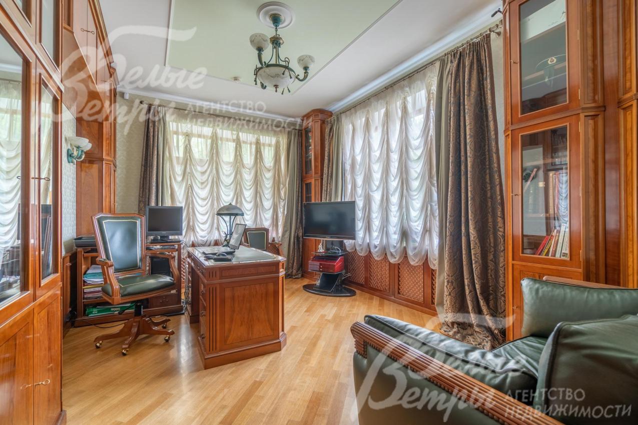 Кабинет на первом этаже полностью укомплектован мебелью