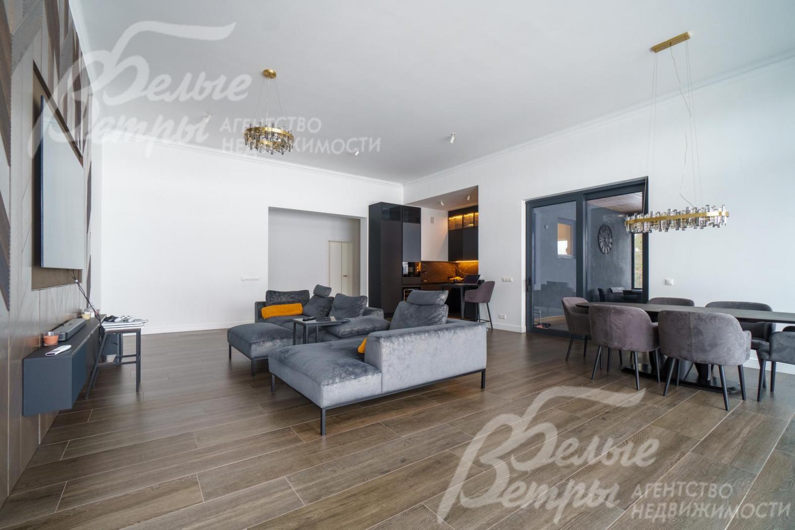 Из Столовой выход на застекленную террасу с камином и выходом к озеру.