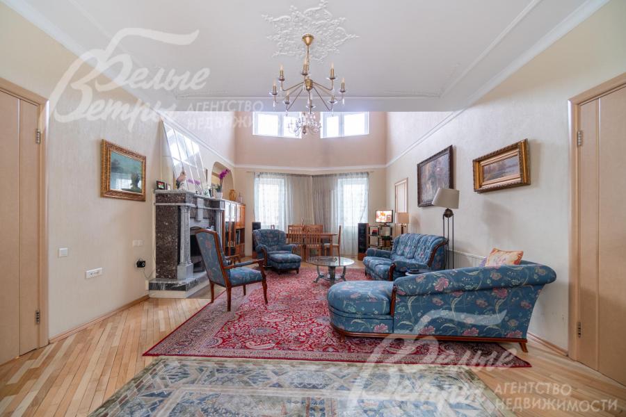 В доме установлены деревянные двери, потолки - подвесные, из гипсокартона