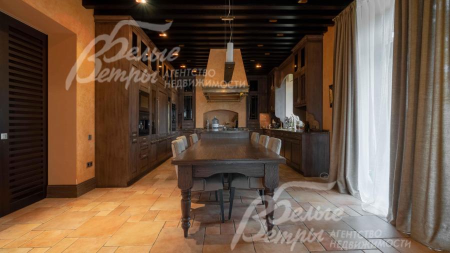 Кухня-столовая с выходом на крытую террасу