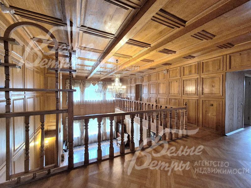 Стены и потолок в холле отделаны дубом.