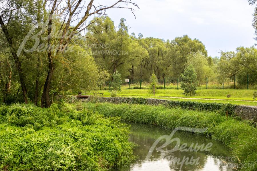Благоустроенная набережная в поселке Усадьба Бергов