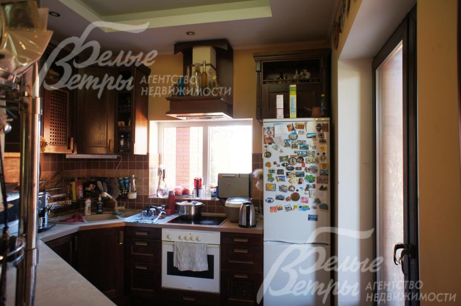 Оборудованная кухня со встроенной бытовой техникой