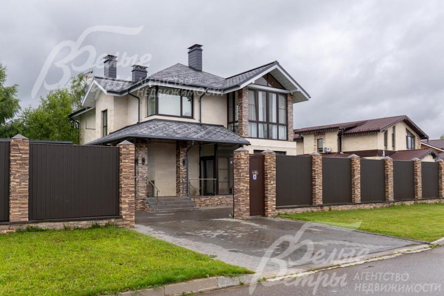 Меблированный дом с выразительной архитектурной концепцией в современном стиле