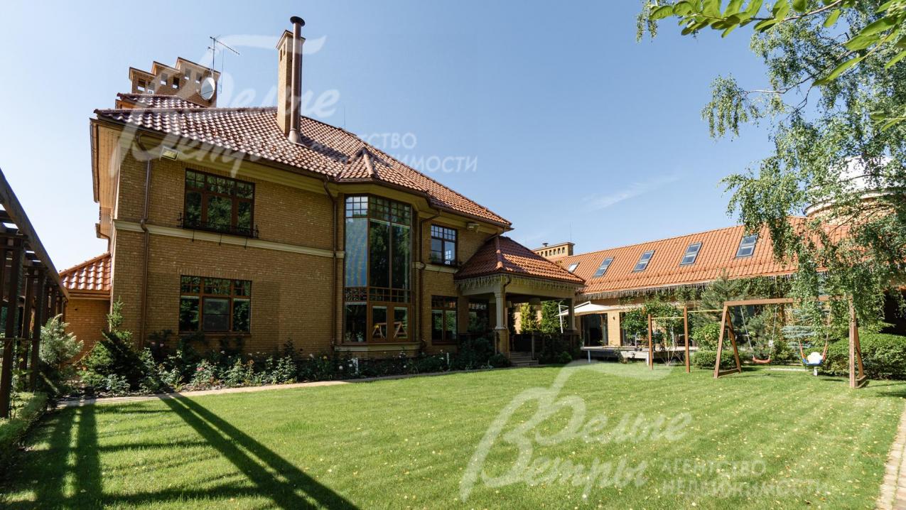 В доме, где большая площадь остекления Алюминиевые окна окрашены под орех, со встроенными жалюзи внутри