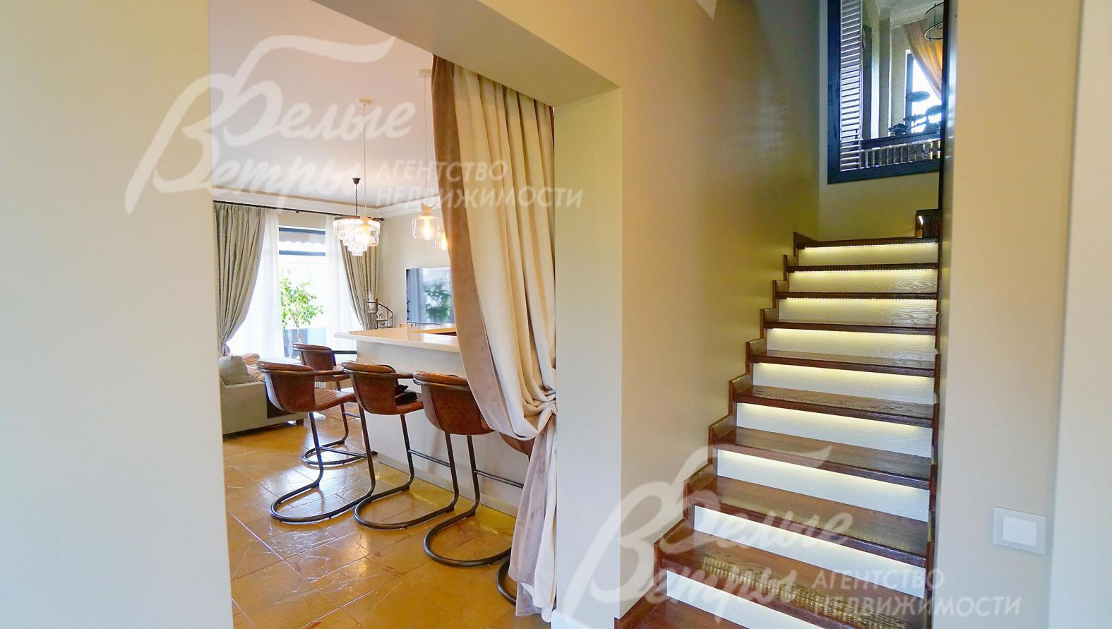 Монолитная лестница, ступени из дуба, ширина 85 см, шаг 32х17 