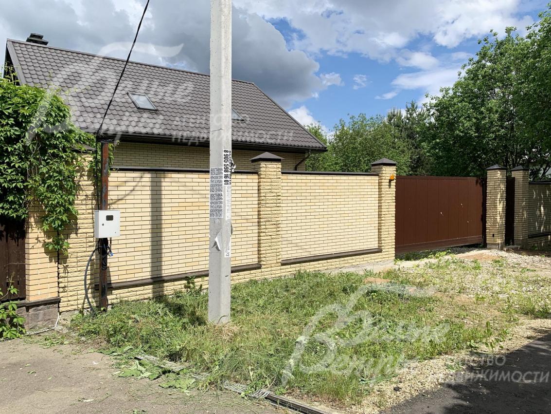 Участок по фасаду огорожен кирпичным забором из облицовочного кирпича