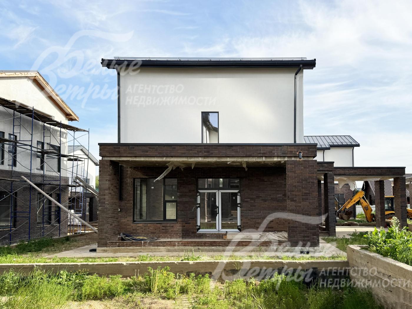 Установлены стеклянная дверь для выхода на террасу и входная дверь