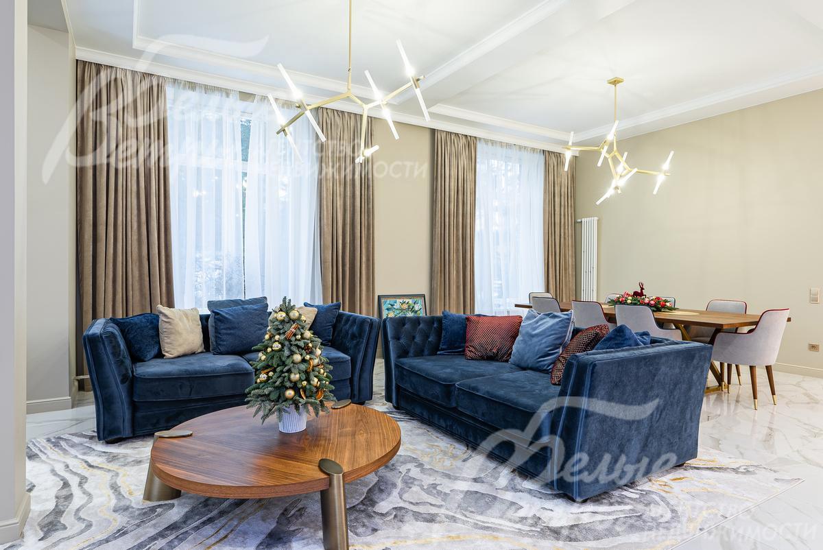 Уютная гостиная с диванами