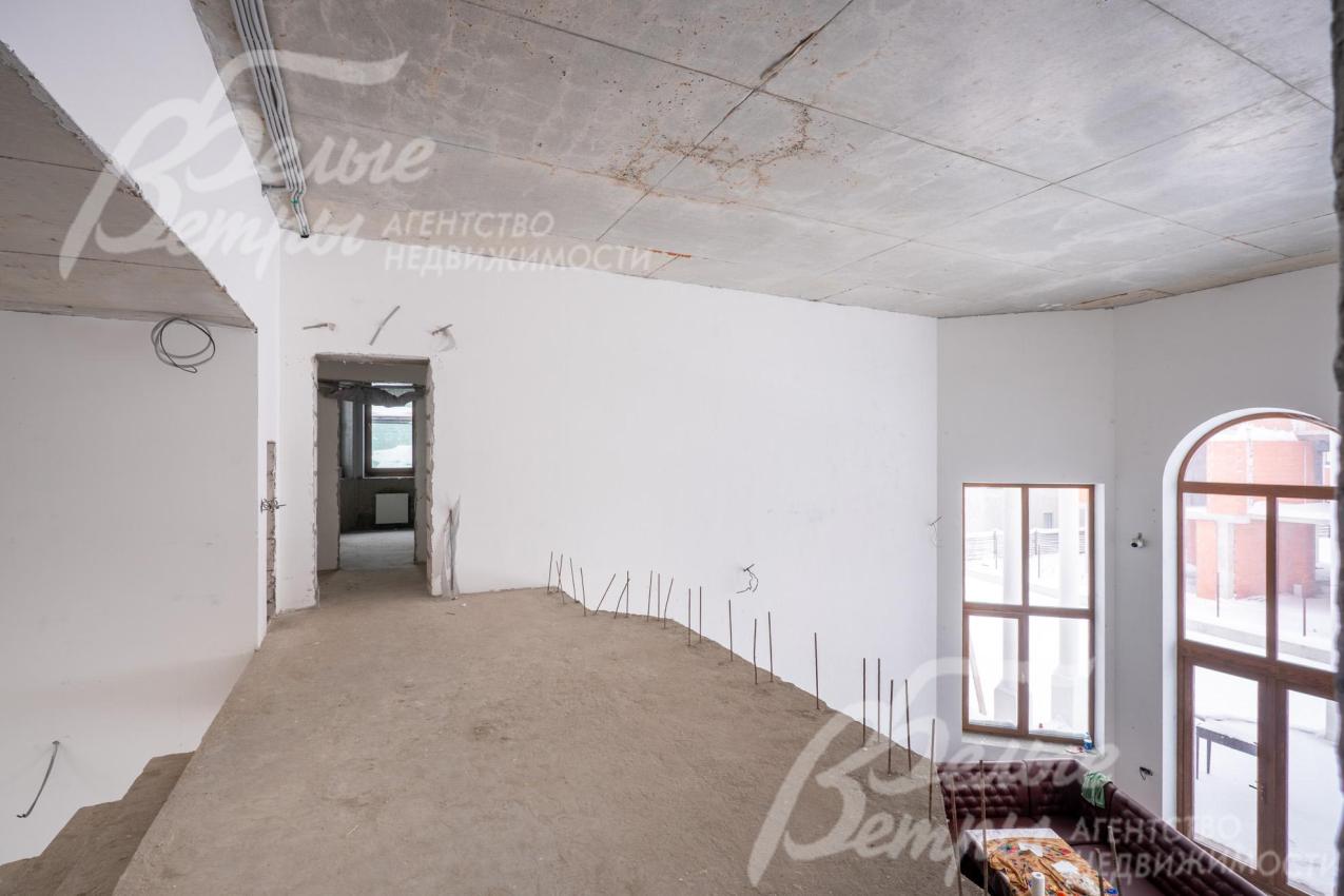 Помимо двух этажей в доме - подземный цокольный этаж и мансардный этаж