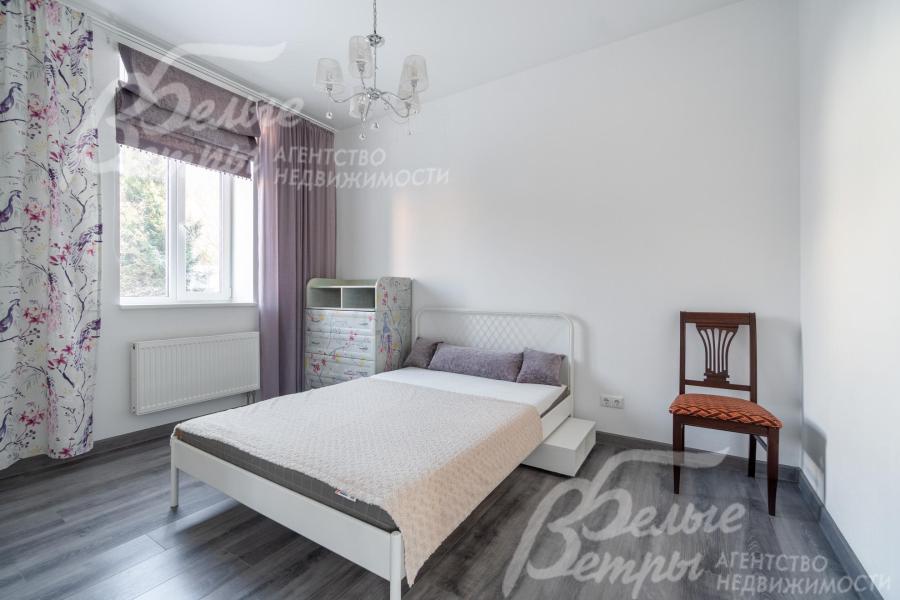 В планировке дома - четыре просторные спальни: три из них находятся на втором этаже