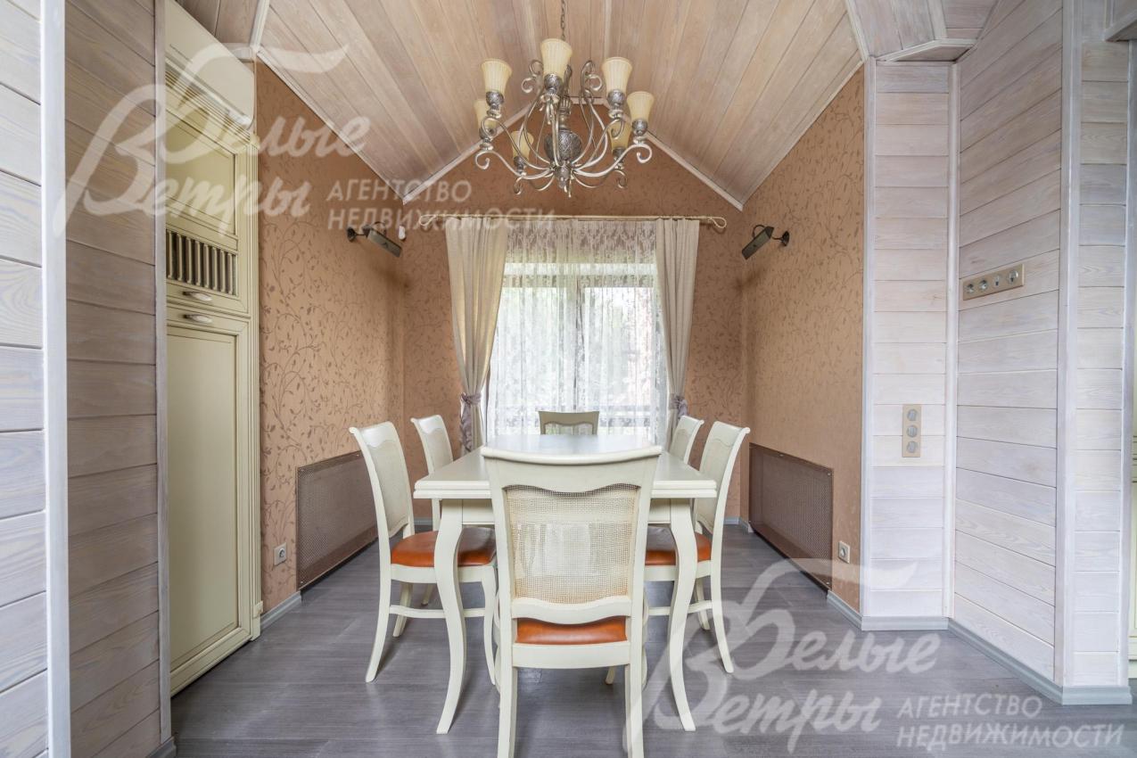 В зонированном пространстве кухни-столовой-гостиной - обеденная группа на 6 персон