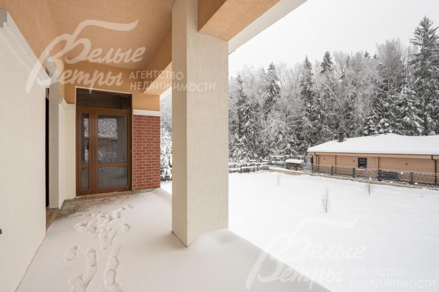 На первом этаже располагается крытая терраса с живописным видом на лесной массив